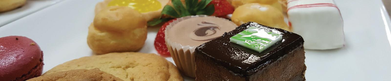 盘中有什锦小甜点. 布朗尼、巧克力、草莓和杏仁饼.